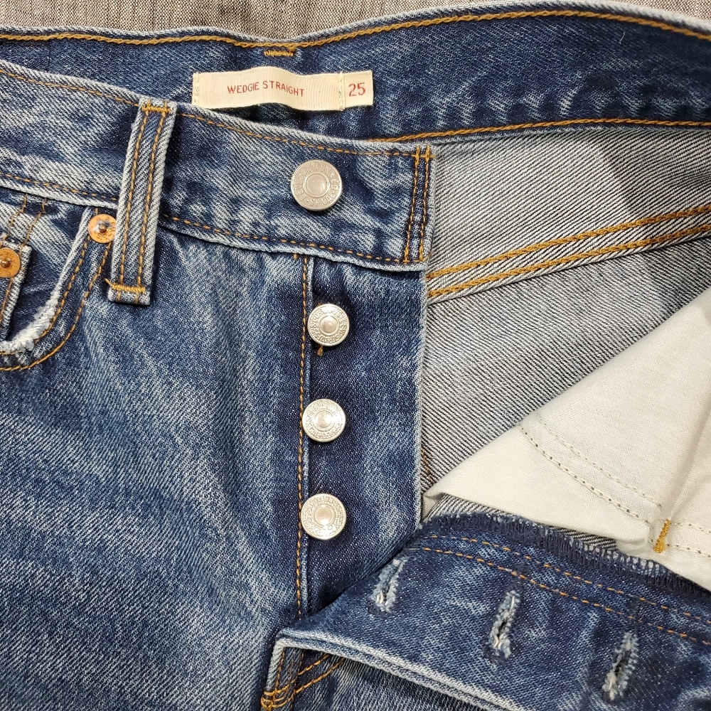 Levi Wedgie cut offs - Picture 3 of 8